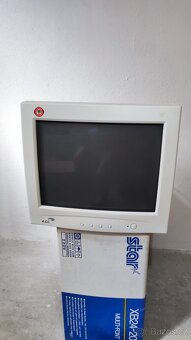 CRT monitory 15/17" - 12