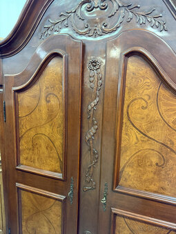 Dvoudvéřová zdobená starožitná skříň s intarzií - 12
