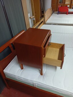 Prodám krásnou bytelnou postel 100 x 200 cm s nočním stolkem - 12