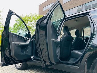 Volvo XC60 2.4D 5VÁLEC 4x4 AUTOMAT NAVIGACE SENZORY - 12