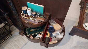 Singer 15K – funkční šlapací šicí stroj se stolkem - 12