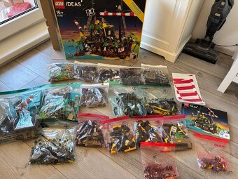 LEGO IDEAS PIRÁTI 21322 Zátoka pirátů z lodě Barakuda - 12