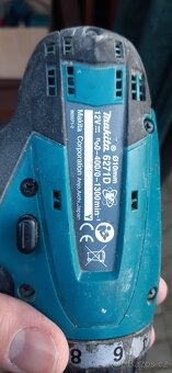 stoleček pod TV + ramínka na šaty + Makita 6271D - 12