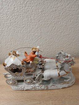 Porcelánový kočár trojspřeží signovaný 36 cm. - 12