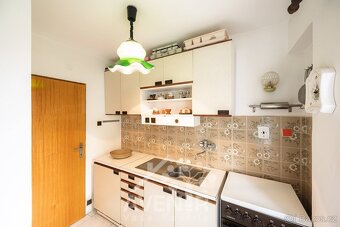Prodej rodinného domu 5+1 + garáž a další místnosti 193 m²,  - 12