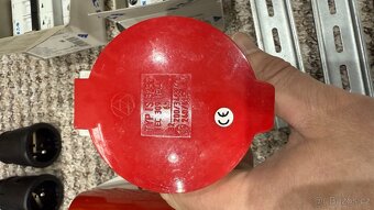 elektro instalační material jističe, světla, vidlice, zásuvk - 12
