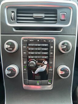 VOLVO V60 2.0D3 5VÁLCE AUTOMAT-NAVI-PDC-LED-156tkm - 12