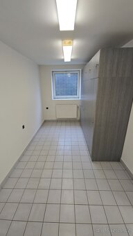 Pronájem zatepleného skladového prostoru (400-1246 m²) u D1 - 12