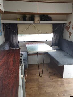 Karavan Knaus 400 na pevné stání - 12