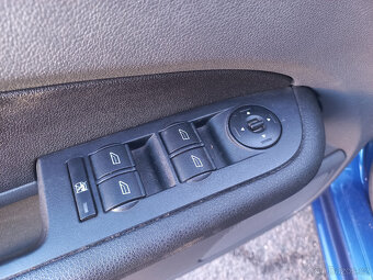 Ford Focus Com 1.8i KLIMA - 12