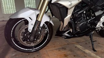 Suzuki GSR 750 - 12