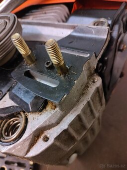 Prodám čínskou motorovou pilu  700 kč - 12