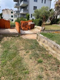 Luxusní 70m2 byt v chorvatském Rovinji (se zahradou) - 12