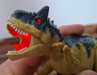 17 figurek dinosaurů - 12