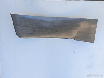 Spodní část mezi předním blatníkem a maskou Tatra 603 - 12