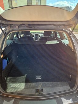 Opel Astra spots tourer 16v benzín - 12