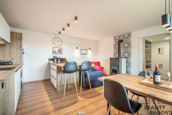 Zrekonstruovaná útulná chalupa s garáží a prázdnou půdou kou - 12