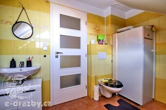 Rodinný dům 5+1 (156 m2) se zahradou (560 m2), bazénem a gar - 12