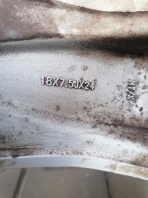 Alu kola 18” Dodge Challenger originální + letní pneu zánovn - 12