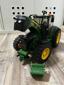 BRUDER Traktor John Deer s nakladačem a přívěsem - 12