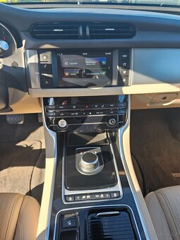JAGUAR XF 2019 2.0 25D 177kW SEDAN,VÝHŘEVY,KŮŽE,NAVI - 12