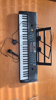 Vše za 500 Kč-klobouky, obraz, el. klávesy a další - 12