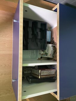 Knihovna plus stolek - 12