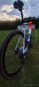 Nové, nejeté silniční, karbonové kolo švýcarské značky BIXS - 12