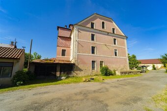 Pěčice, prodej rodinného domu 206 m2 (3 byty, sklady 2700 m2 - 12