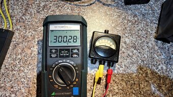 Ruční analogový voltmetr AC/DC 0-6V, 0-300 V - 12