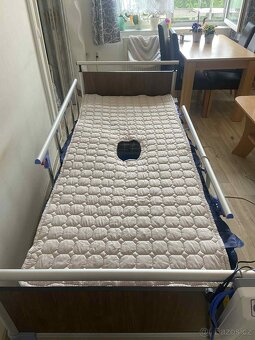 Polohovací postel s antidekubitní matrací - 12