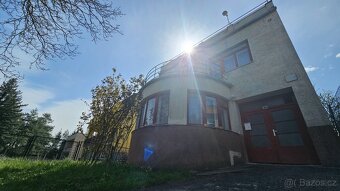 Vilka s arkýřem v České u Brna na parcele 465m2, vjezd, park - 12