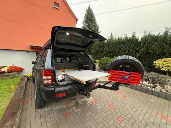 JEEP Grand Cherokee WK - naviják, 32 kola, zahrádka, světla - 12