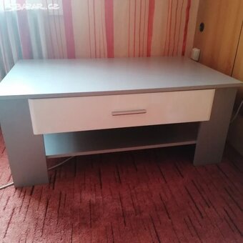 Moc pěkný stoleřek se šuplíky - 12
