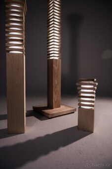 Ručně vyráběná dřevěná lampa z jasanu – design, atmosféra, t - 12