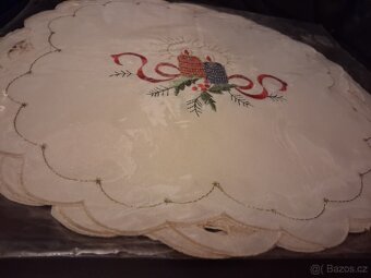 Vánoční kulaté prostírání vyšívané 12 kusů - 12