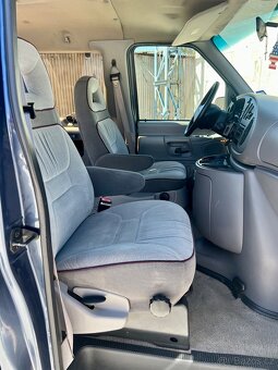V10,  Ford E350, obsah  6,7 litru, 7 místné - 12