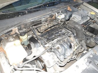 Ford Focus sedan benzín - 12