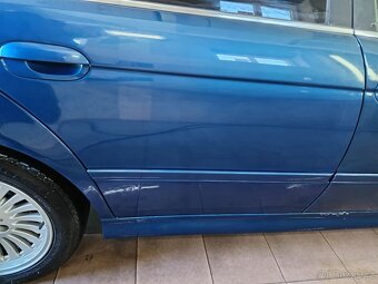 BMW E39 - zadní vrata téměř top stav - TOPAS BLAU - 12
