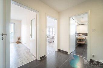 Prodej, byt 2 + KK, 65 m2, balkon, garážové stání, sklep, ul - 12