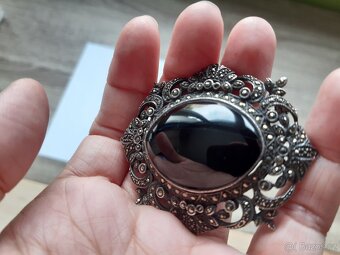 Stříbrná brož s onyxem - 12