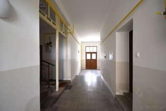 Prodej prostorného bytu 2+KK v cihlovém domě - 12