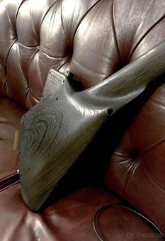 Ručně vyrobená elektrická kytara UFO - 12