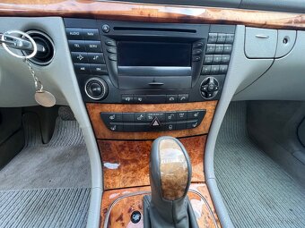 predám Mercedes E220cdi 110kW r.v. 2005 - top stav - 12