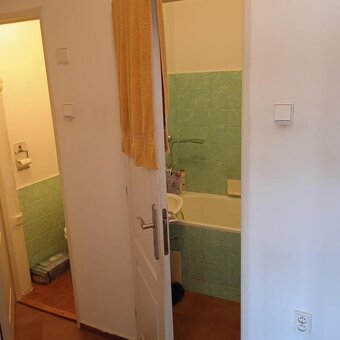 Prodám cihlový byt 2+1 s balkonem v centu Zlína a garáží. - 12