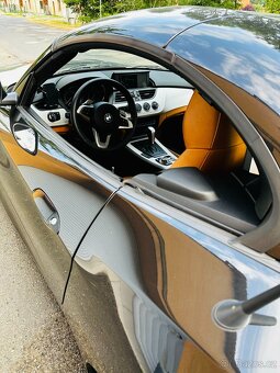 BMW Z4 sDrive 23i E89, schwarz metallic + hnědá kůže, výbava - 12
