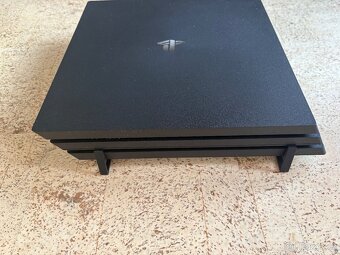 PS4 Pro 1Tb + 2x ovladač - 12