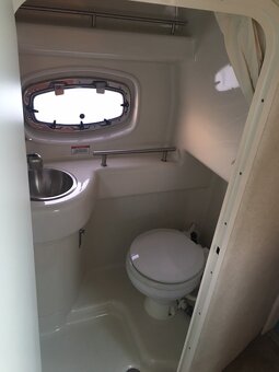 PRODÁM KAJUTOVOU LOĎ Sea Ray 250 SUNDANCER, 350 MPI - 12