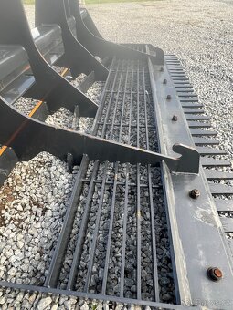 Vyrovnávací zařízení pro terén nové na smykový nakladač - 12