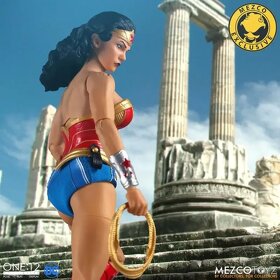 Figurka Wonder Woman classic od Mezco 1:12 - 12